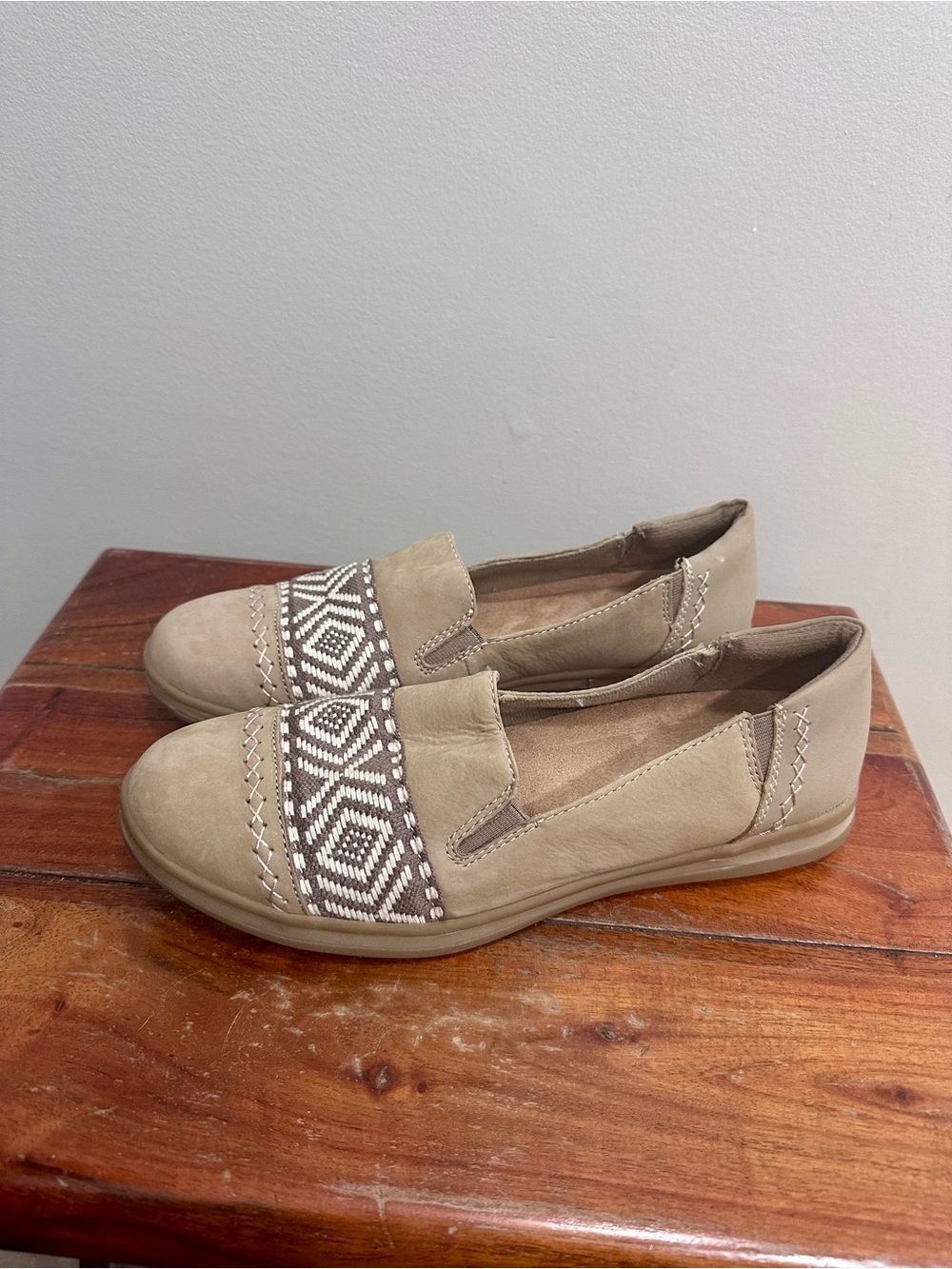 Earth Origins Bailey Embroidered Nubuck Slip Ons Size 10 - Picture 5 of 7